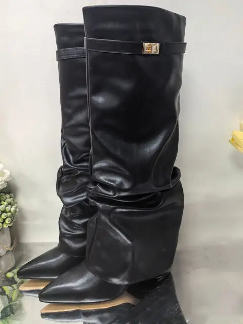 2025 Autumn/Winter Collection – Women’s Pointed-Toe Knee-High Boots with Metal Buckle. Featuring a thick high heel and sleek mid-leg design for a chic, fashionable look. Perfect for pairing with dresses or pants for elega