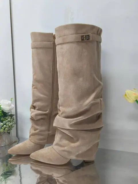 2025 Autumn/Winter Collection – Women’s Pointed-Toe Knee-High Boots with Metal Buckle. Featuring a thick high heel and sleek mid-leg design for a chic, fashionable look. Perfect for pairing with dresses or pants for elega