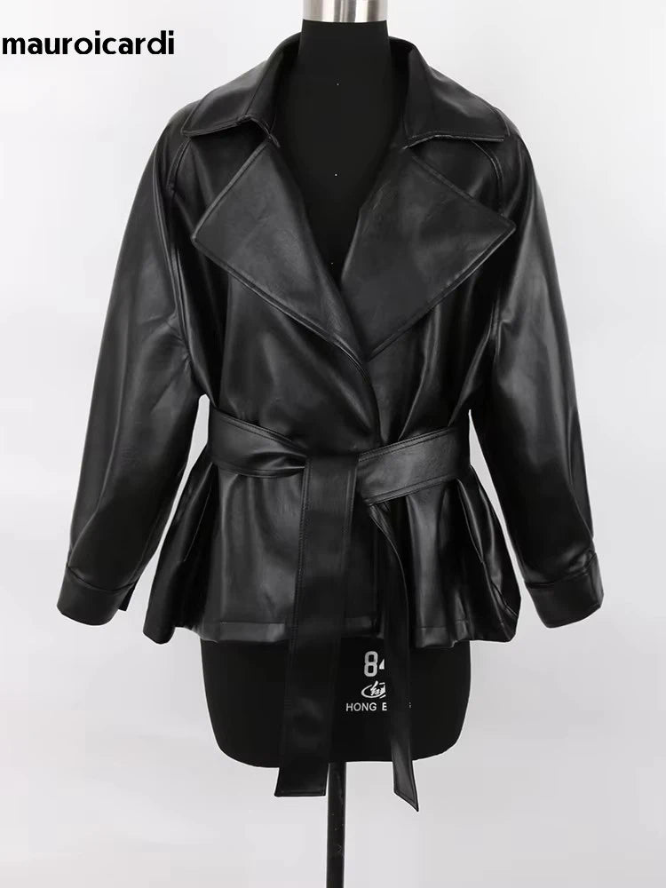 Mauroicardi 2025 Spring/Fall Collection – Women’s Short PU Leather Jacket. Crafted from soft, lightweight material with a fitted silhouette, raglan sleeves, and stylish sash detailing. Available in elegant brown and class