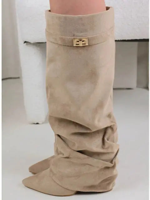 2025 Autumn/Winter Collection – Women’s Pointed-Toe Knee-High Boots with Metal Buckle. Featuring a thick high heel and sleek mid-leg design for a chic, fashionable look. Perfect for pairing with dresses or pants for elega