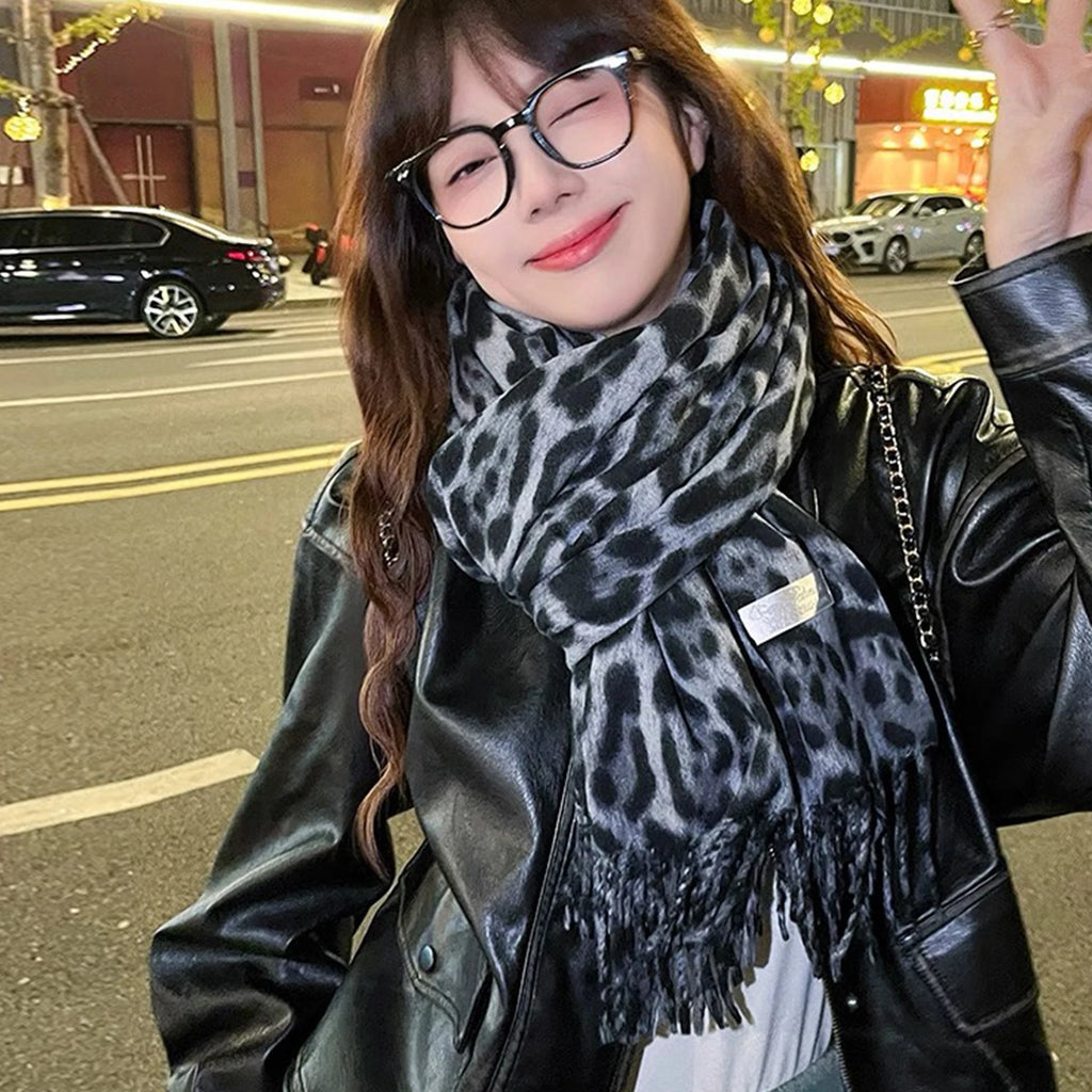 Luxury Leopard Print Tassel Scarf – Imitation Cashmere Wrap for Women. Thick, soft, and windproof design provides warmth and style during autumn and winter. Perfect as a fashionable shawl, wrap, or neck warmer for any occas