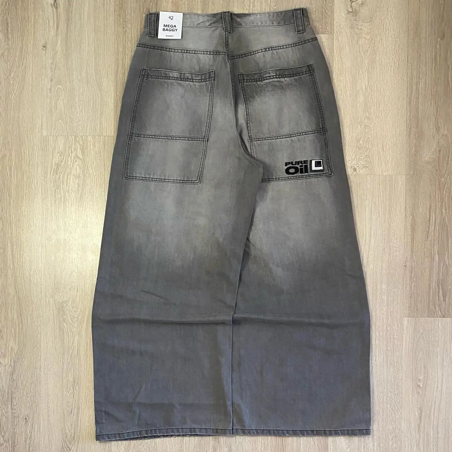 Unisex Streetwear Baggy Jeans – Washed Multi-Pocket Design.Y2K-inspired hip-hop and Harajuku style with a high waist and wide-leg fit.Durable, comfortable, and built for bold everyday looks.