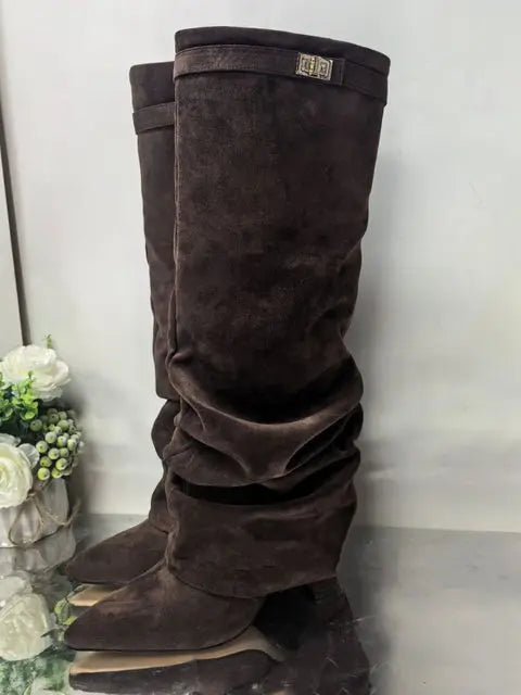 2025 Autumn/Winter Collection – Women’s Pointed-Toe Knee-High Boots with Metal Buckle. Featuring a thick high heel and sleek mid-leg design for a chic, fashionable look. Perfect for pairing with dresses or pants for elega