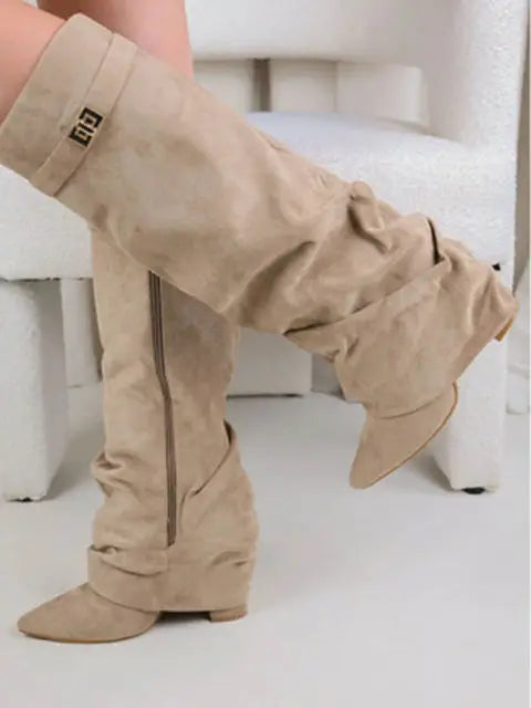 2025 Autumn/Winter Collection – Women’s Pointed-Toe Knee-High Boots with Metal Buckle. Featuring a thick high heel and sleek mid-leg design for a chic, fashionable look. Perfect for pairing with dresses or pants for elega