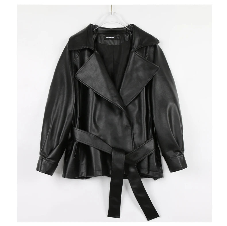 Mauroicardi 2025 Spring/Fall Collection – Women’s Short PU Leather Jacket. Crafted from soft, lightweight material with a fitted silhouette, raglan sleeves, and stylish sash detailing. Available in elegant brown and class